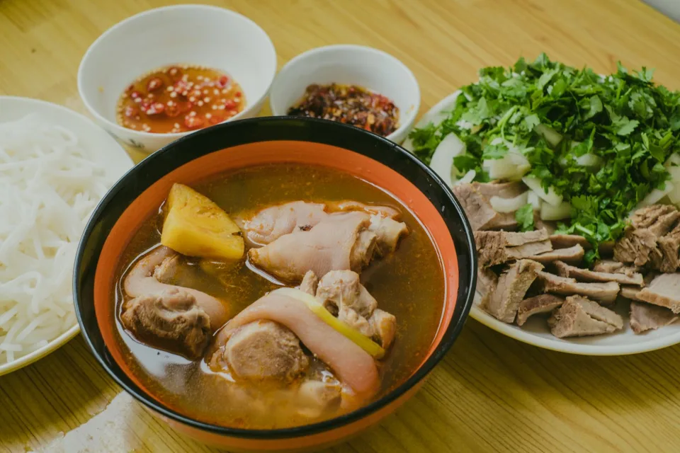 Bàn ăn tại Huỳnh Thị Lệ Chi